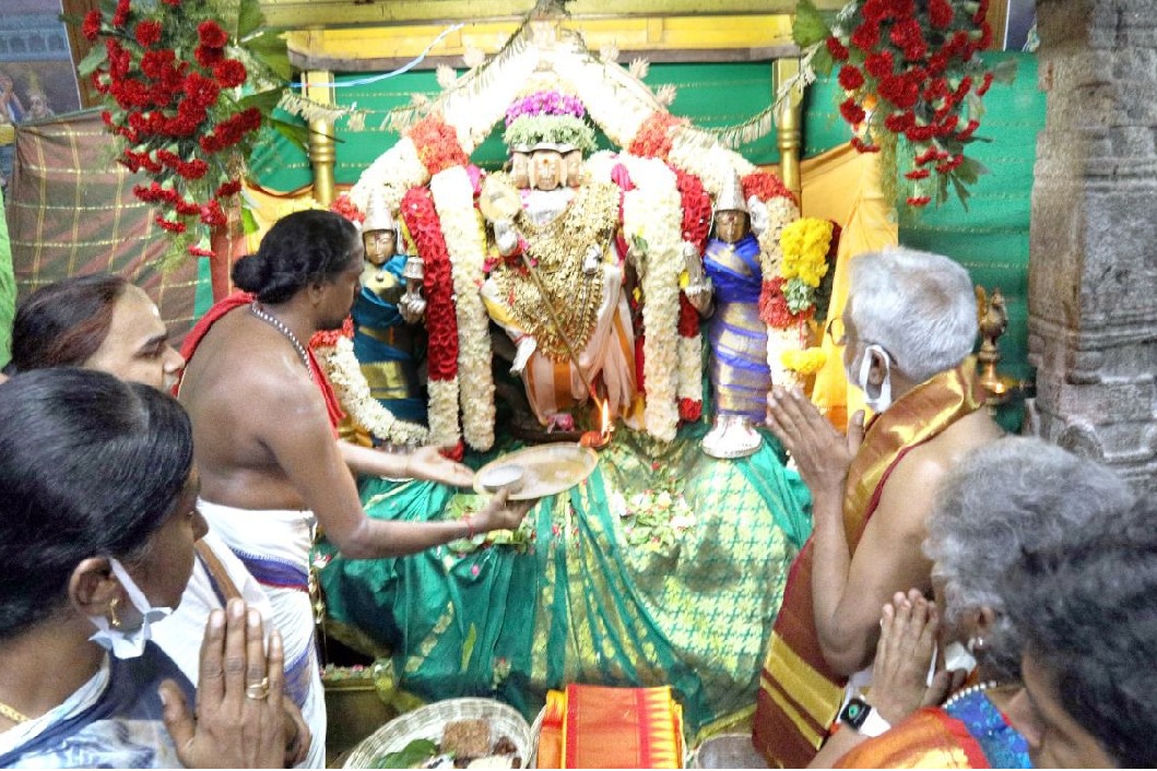 yv subbareddy presents ttd pattu vastram to subrahmaneswara swamy in thiruttani