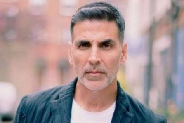 Akshay kumar recevies an award from Income tax department