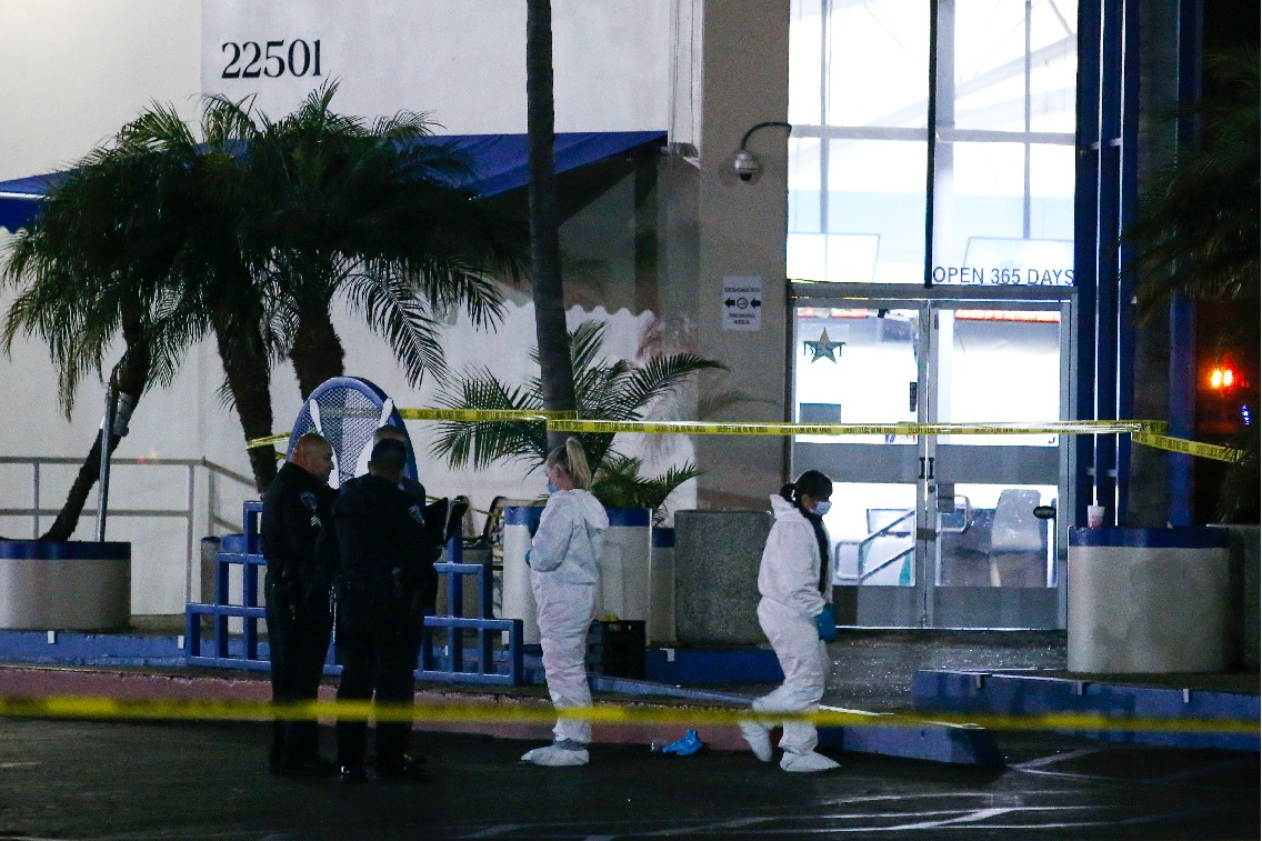 2 dead, 5 injured in Los Angeles park shooting