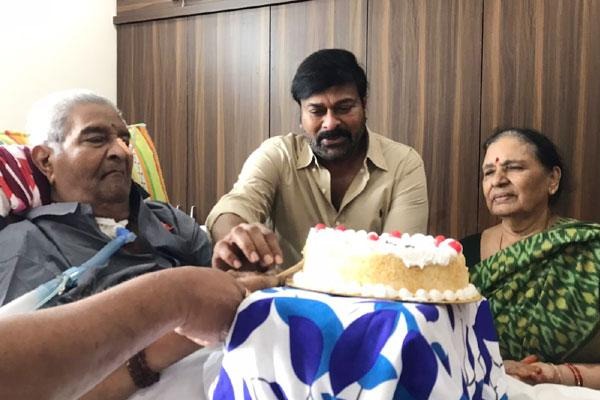 Megastar Chiranjeevi holds veteran actor Kailala Satyanarayana's birthday fete