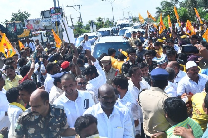 Chandrababu receives grand welcome in Khammam district
