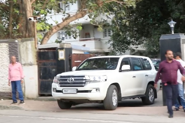 Salman Khan spotted in bulletproof Toyota Land Cruiser SUV 