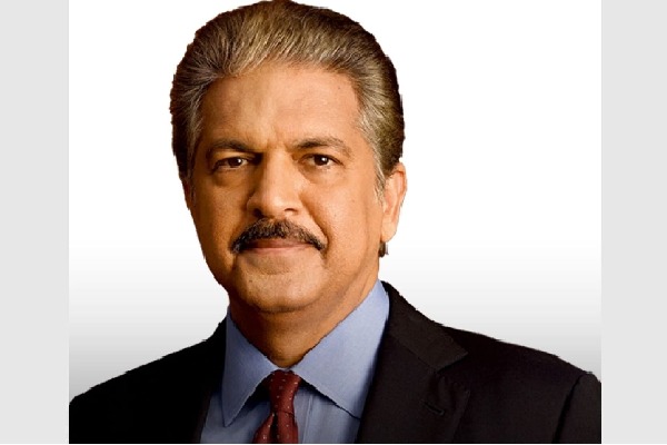 Kerala 63 yr old librarian gets a standing ovation from Anand Mahindra