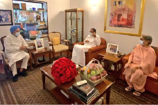venkaiah naidu visits former Prime Minister Manmohan Singh