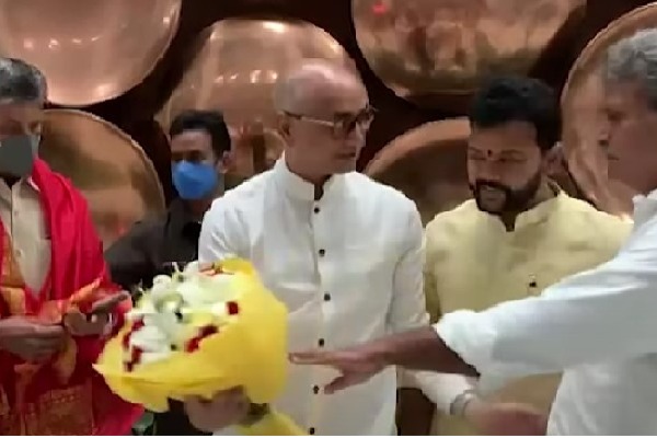 TDP MP Kesineni Nani rejects to give flower bouquet to Chandrababu
