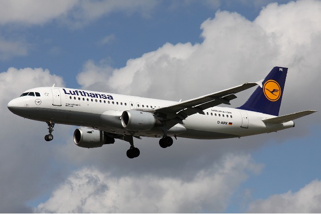 Lufthansa & pilots seek to avert strike with confidential pay talks