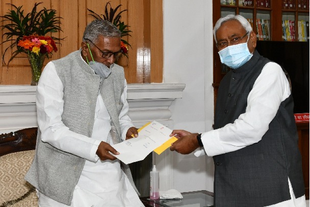 Nitish Kumar meets Governor, submits resignation as CM