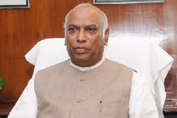 Congress leader Mallikarjun Kharge tested corona positive for the second time