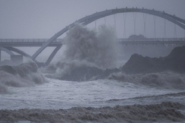 Typhoon Mulan makes landfall in China