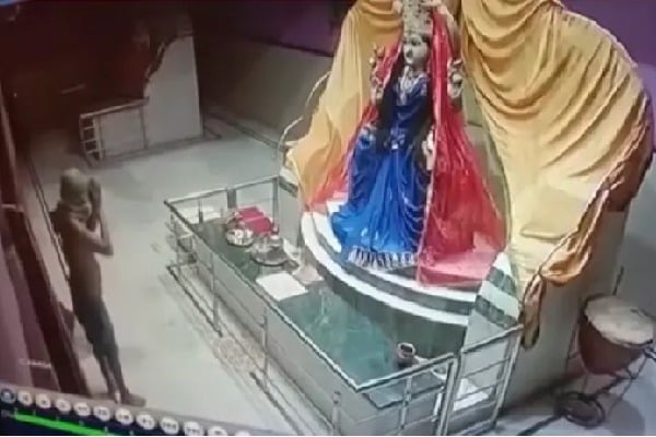 Man prays before stealing donation box from temple in Madhya Pradesh Jabalpur Viral video