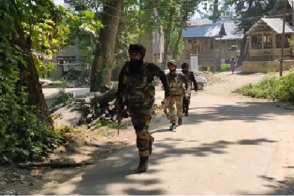 Three army jawans martyred in Jammu Kashmir in a firing exchange with terrorists 