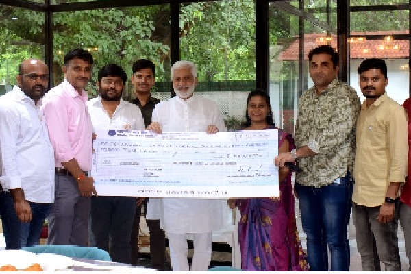ysrcpp leader vijay sai reddy handed 10 lacks rupees cheque to journlaist welfare