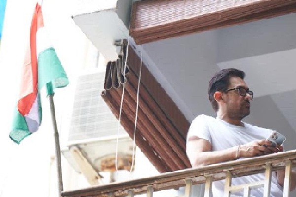 Aamir khan hoist national flag on his house