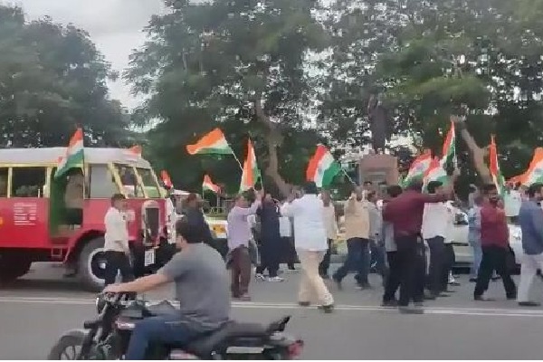 Nizam-era bus steals show at TSRTC parade