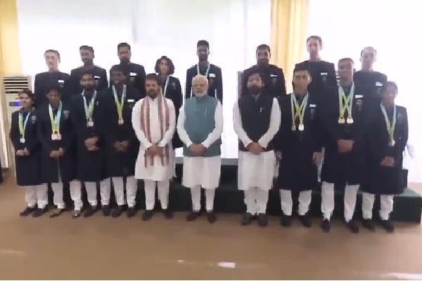 PM Modi hots Commonwealth Games medalists at his residence in Delhi