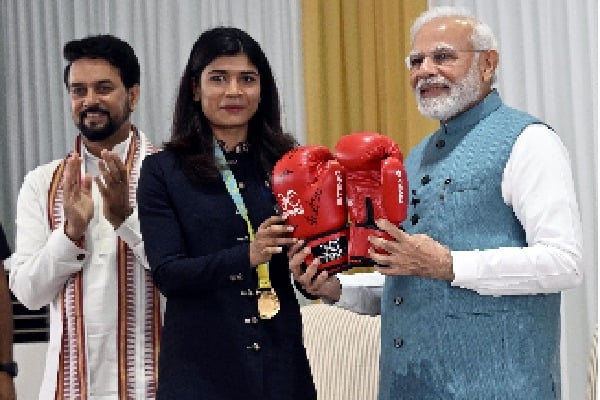 pm modi handed over glows to lady boxer nikhat zareen