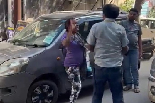 Noida: Woman slaps e-rickshaw driver 17 times in 90 secs, arrested
