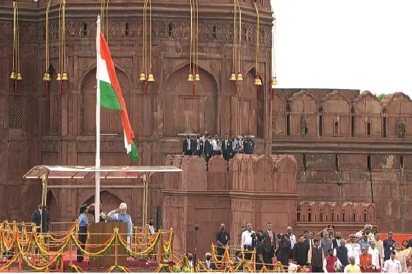 PM Modi hoists Tricolour at Red Fort; remebers freedom fighters