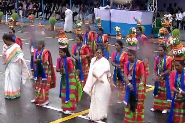 Watch: Mamata Banerjee dances with folk artists at Independence Day fete in Kolkata