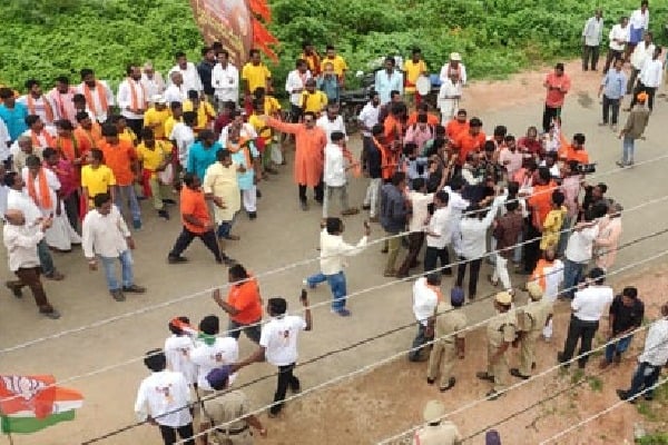 Fight between BJP and TRS workers in Bandi Sanjay Padayatra