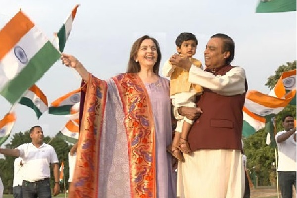 Mukhesh Ambani celebrates Independence day with family
