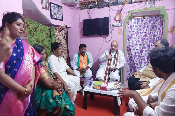 amit shah takes tea in dalith cadre in secunderabad
