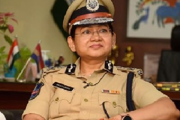ips officer swati lakra praises a candidate who prepares for Police Constable examinations at railway station