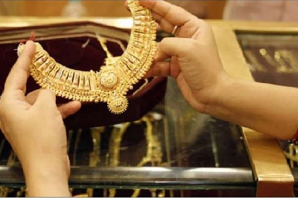 Gold price hits over 3 week low on strong dollar expected to remain weak