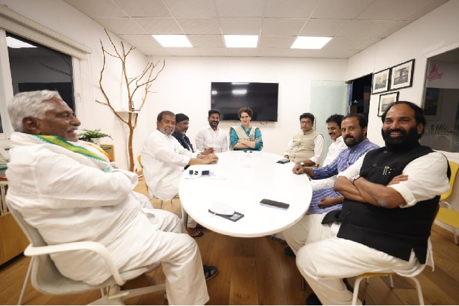 priyanka gandhi meeting with tpcc leaders on munugodu bypoll