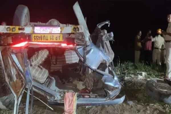 9 dead, 12 injured in accident in Karnataka