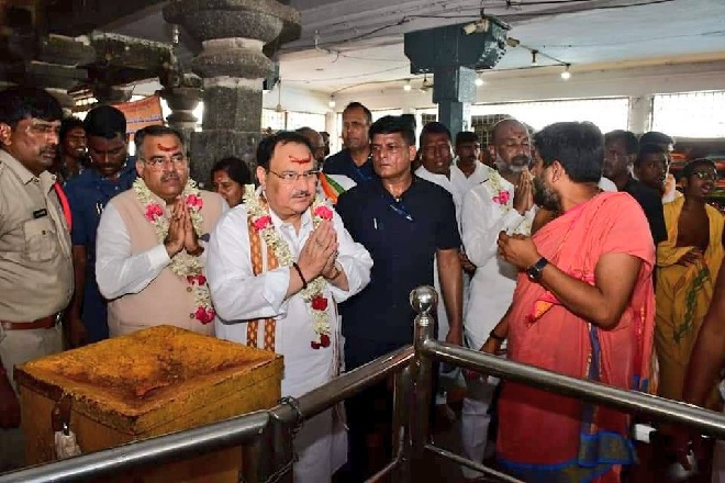 JP Nadda and Kishan Reddy offers prayers at Warangal Bhadrakali Temple