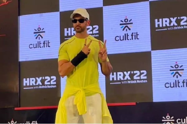 Hrithik Roshan touches fans feet on stage fans call him most humble superstar