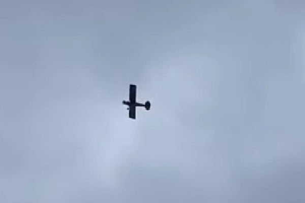 Plane stopped mid flight and floating in the sky