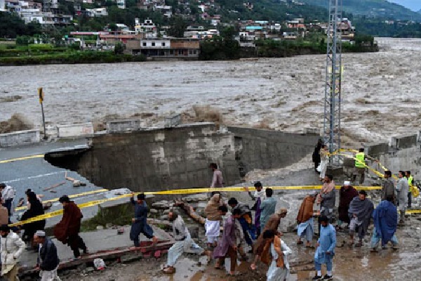 Casualties From Pakistan Floods Cross 1000