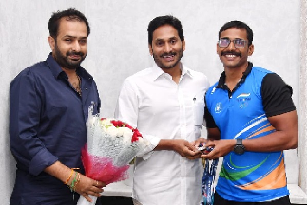 Sports persons met CM Jagan at camp office 