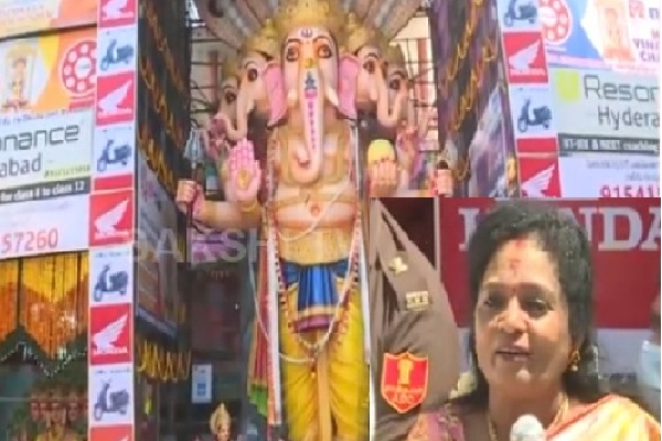 Telangana Governor Tamilisai offers first prayer to Khairatabad Maha Ganapati