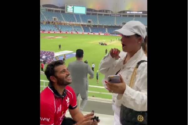 Kinchit Shah Proposes to His Girlfriend at Dubai Stadium