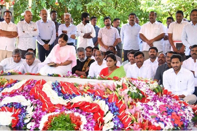 CM Jagan, YS Sharmila pay tributes to YSR on his death anniversary