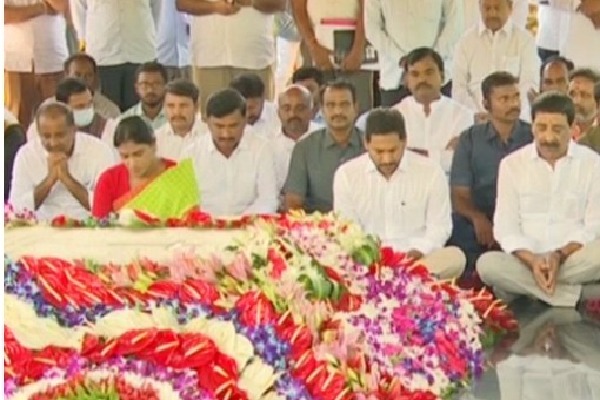 Jagan and Sharmila pays tributes to YSR on his death anniversary