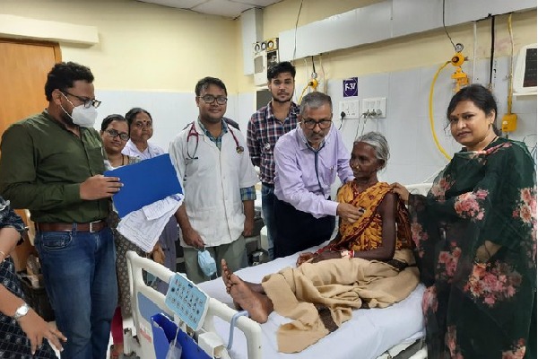 Social worker allegedly force Padmasri Kamala Pujari to dance in hospital