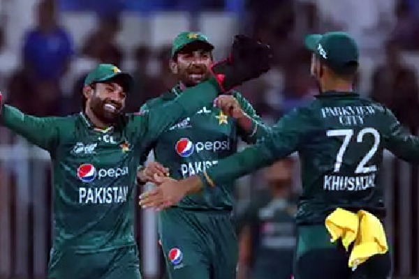 Pakistan enter Super Fours with massive win