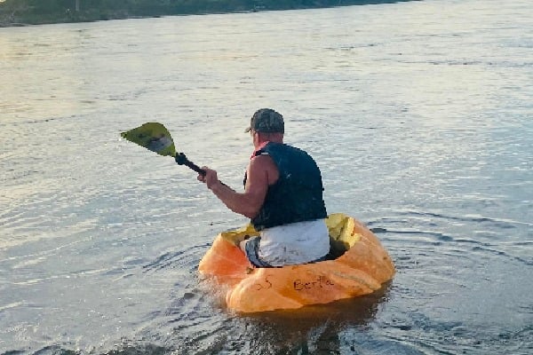 Man travels on Pumpkin boat for record