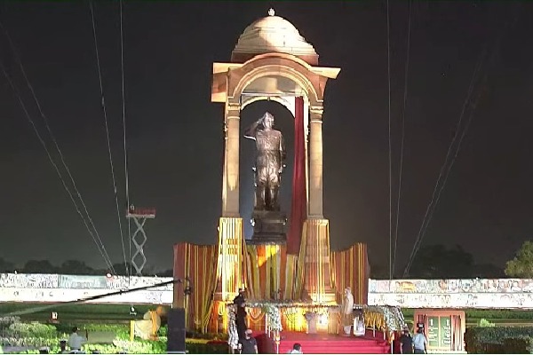 pm modi unviels netaji statue in delhi