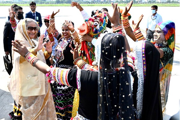 bngladesh pm Sheikh Hasina dance with traditional folk artists during her visit in Rajasthan