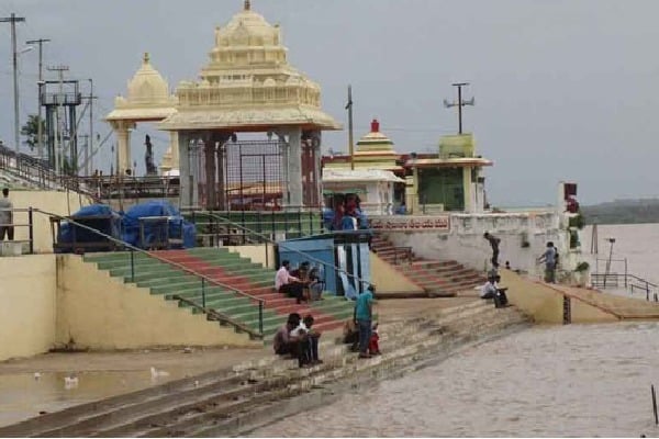 Godavari floods: Water level reaches 45 feet at Bhadrachalam on Monday