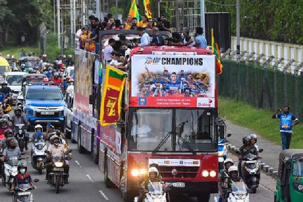 Rousing welcome for Sri Lankan cricketers in Colombo after their victorious Asia Cup journey