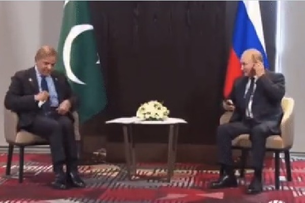 Embarrassing moment for Pak PM infront of Putin