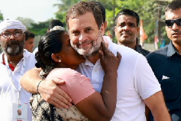 middle age lady isses rahul gandhi in bharat jodo yatra
