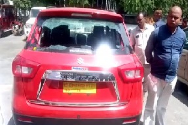 Security lapse: Car blocks Amit Shah convoy, cops break rear glass