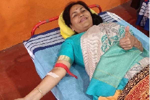 union minister Shobha Karandlaje donates blood on modi birth day